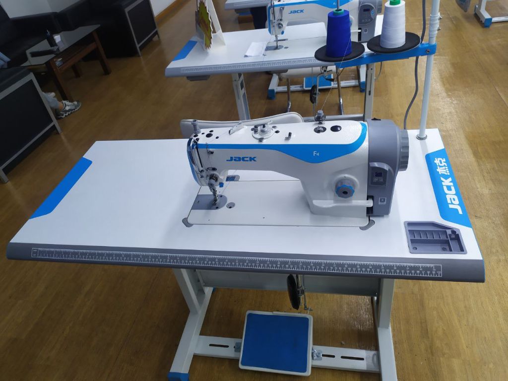 Yalangoch odamlar birgalikda baxtli rasmlar