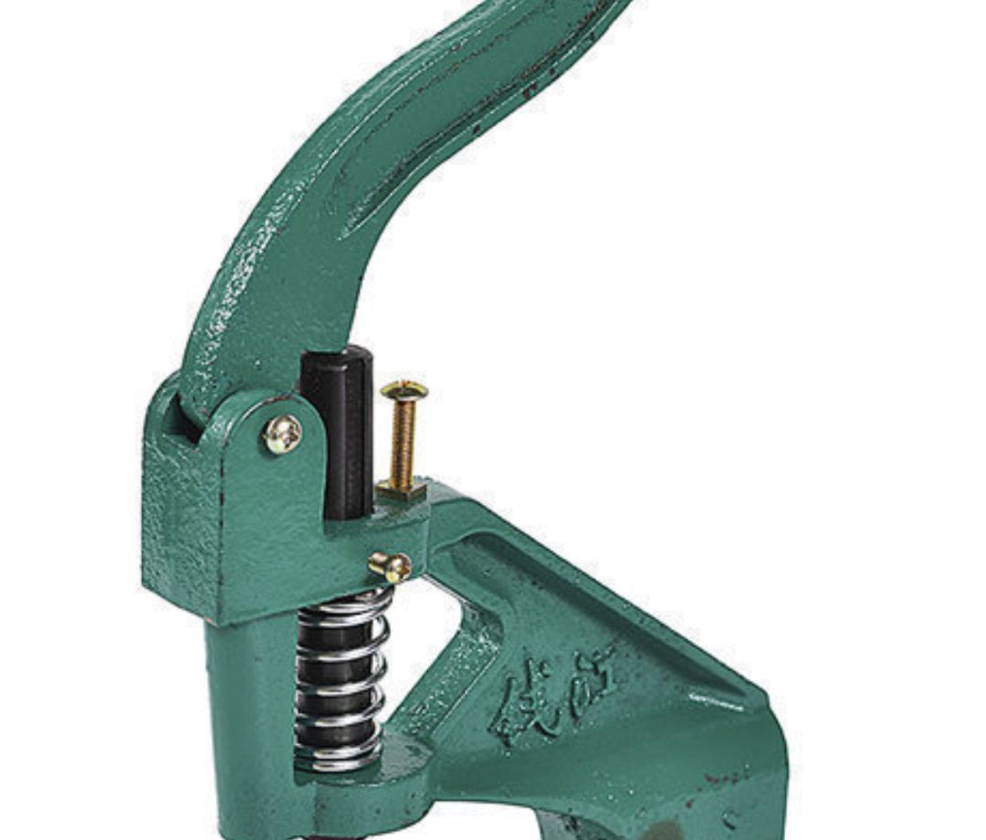 Ikki yigit bir qiz tomosha